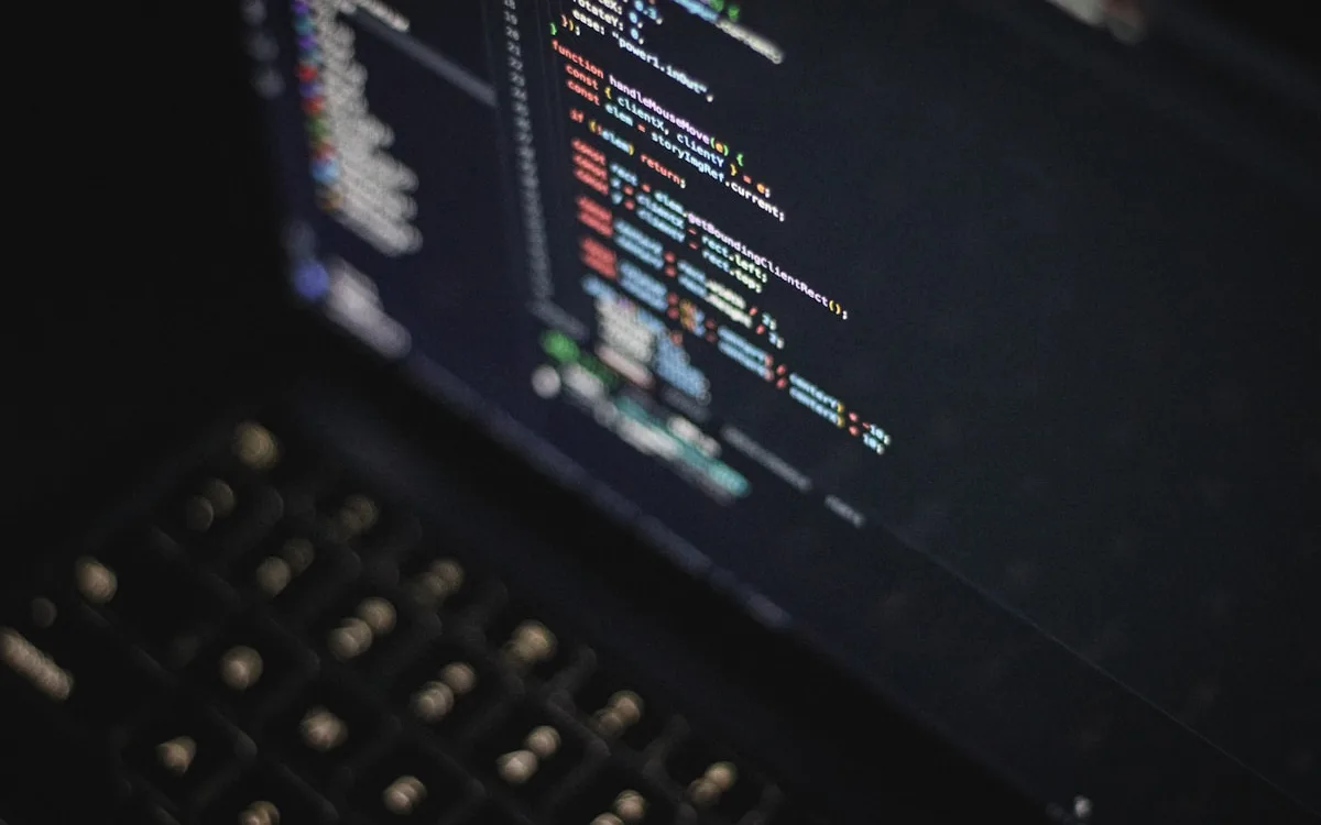 código em um monitor escuro
