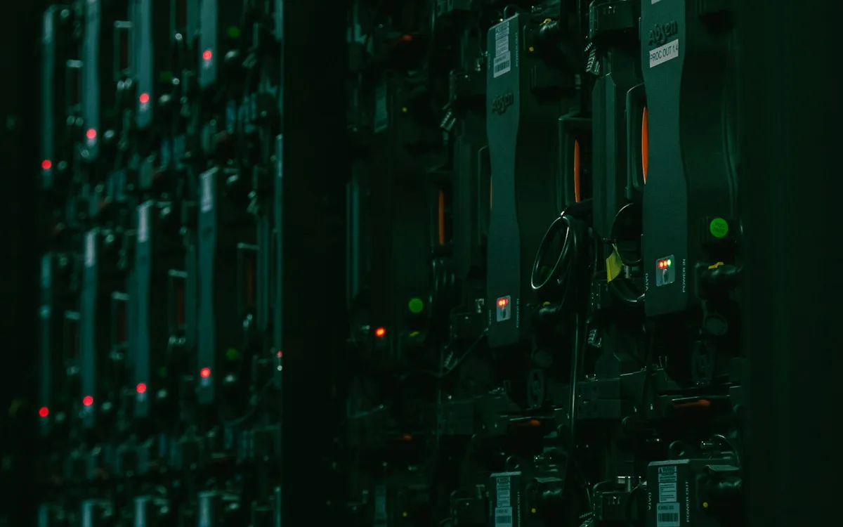 racks de servidores em uma sala escura