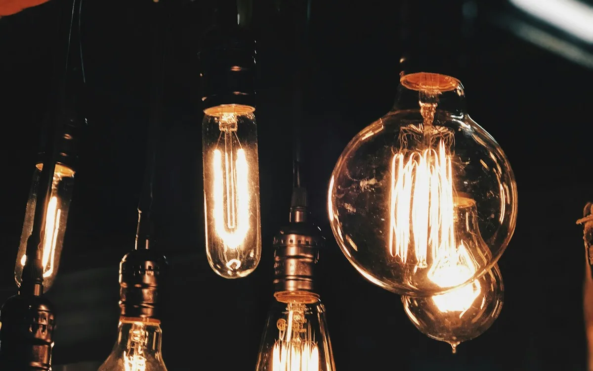 lâmpadas incandescentes acesas no escuro
